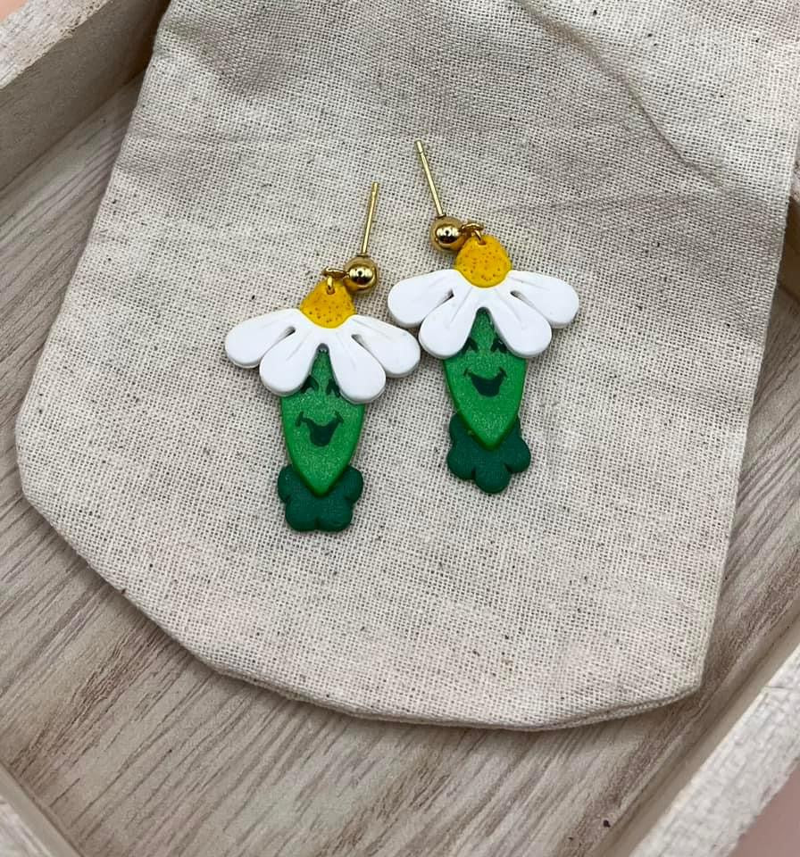 Gossiping Daisy dangles