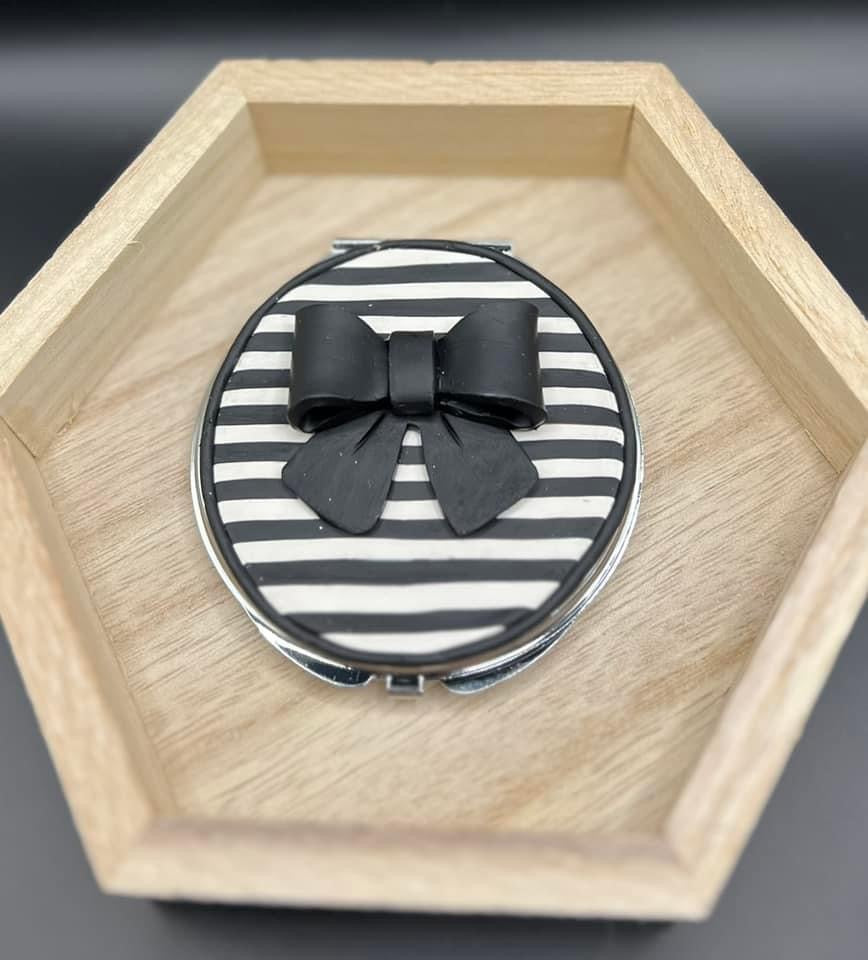 Black Bow Compact